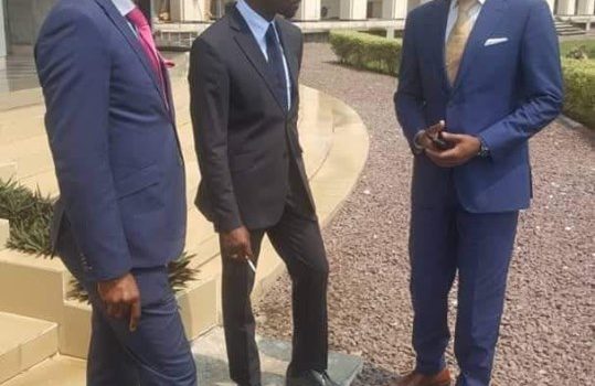 Claude Makelele et ses compagnons dans un bâtiment administratif à Kinshasa