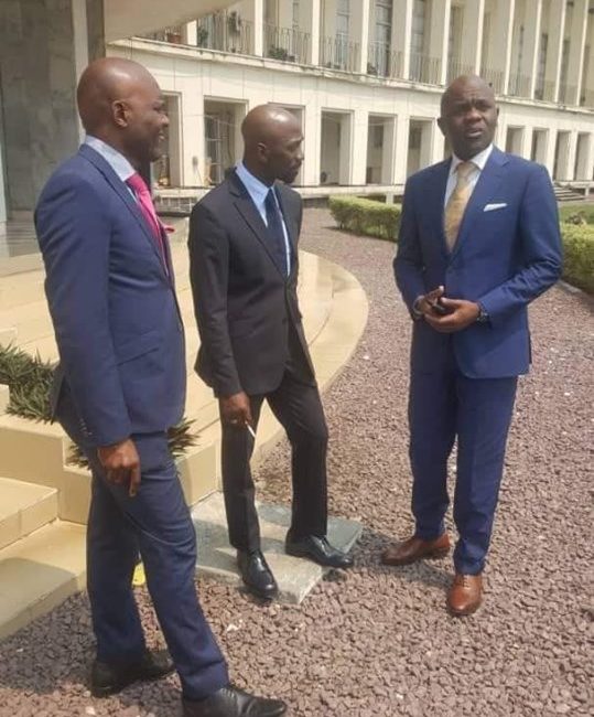 Claude Makelele et ses compagnons dans un bâtiment administratif à Kinshasa