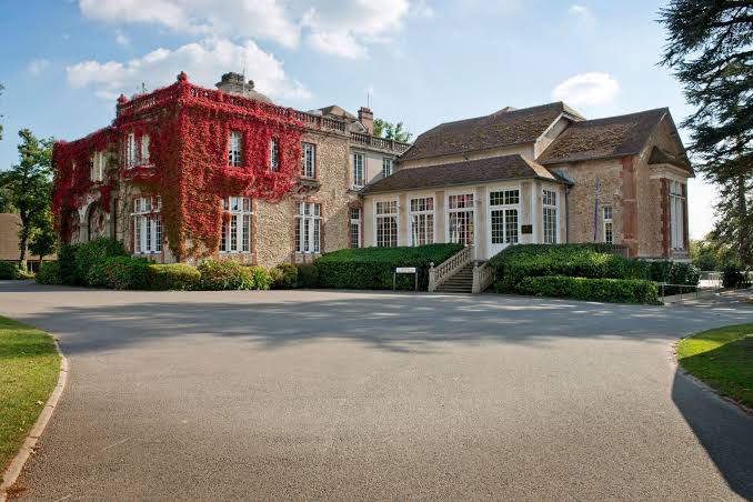 Clairefontaine est devenue, depuis plus de trente ans, le symbole de la formation du football français.